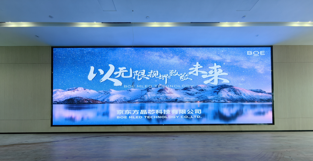 荊州某產(chǎn)業(yè)園p2.5全彩安裝調(diào)試完畢    尺寸：9.6×3.36； 像素點(diǎn)：3840×1344